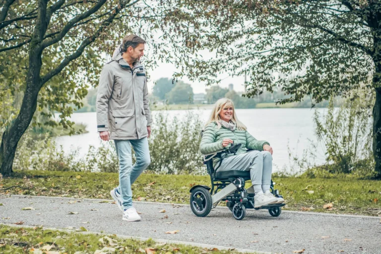 Chaise roulante électrique pliable : comparatif, conseils et aides au financement