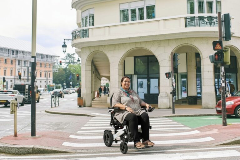 Trottoirs et passages piétons : décrypter l'accessibilité urbaine en fauteuil roulant électrique
