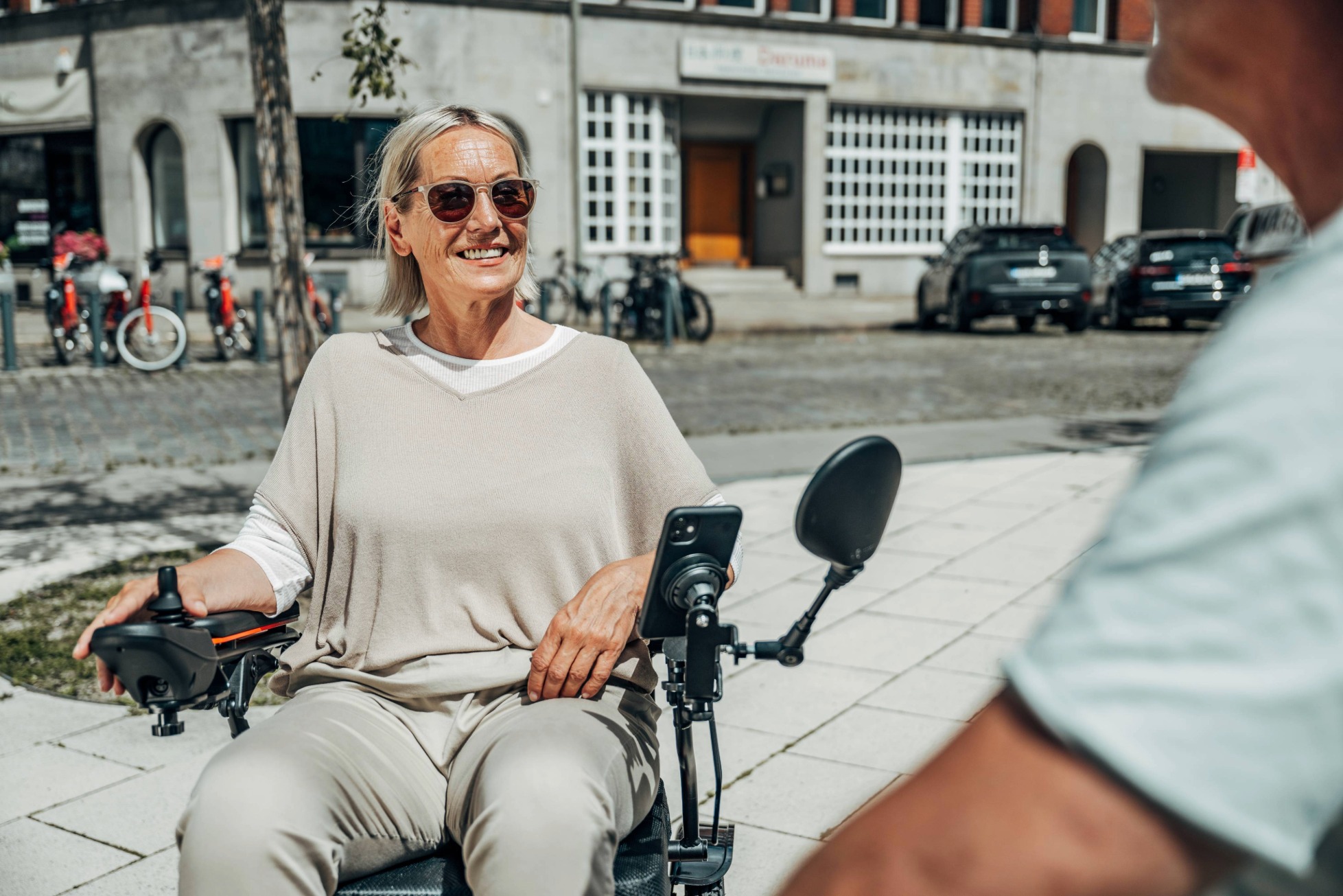 Garder une vie sociale active avec une mobilité réduite fauteuil roulant