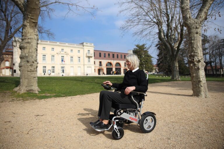 Rhumatismes et mobilité : comment le bon fauteuil peut soulager au quotidien ?