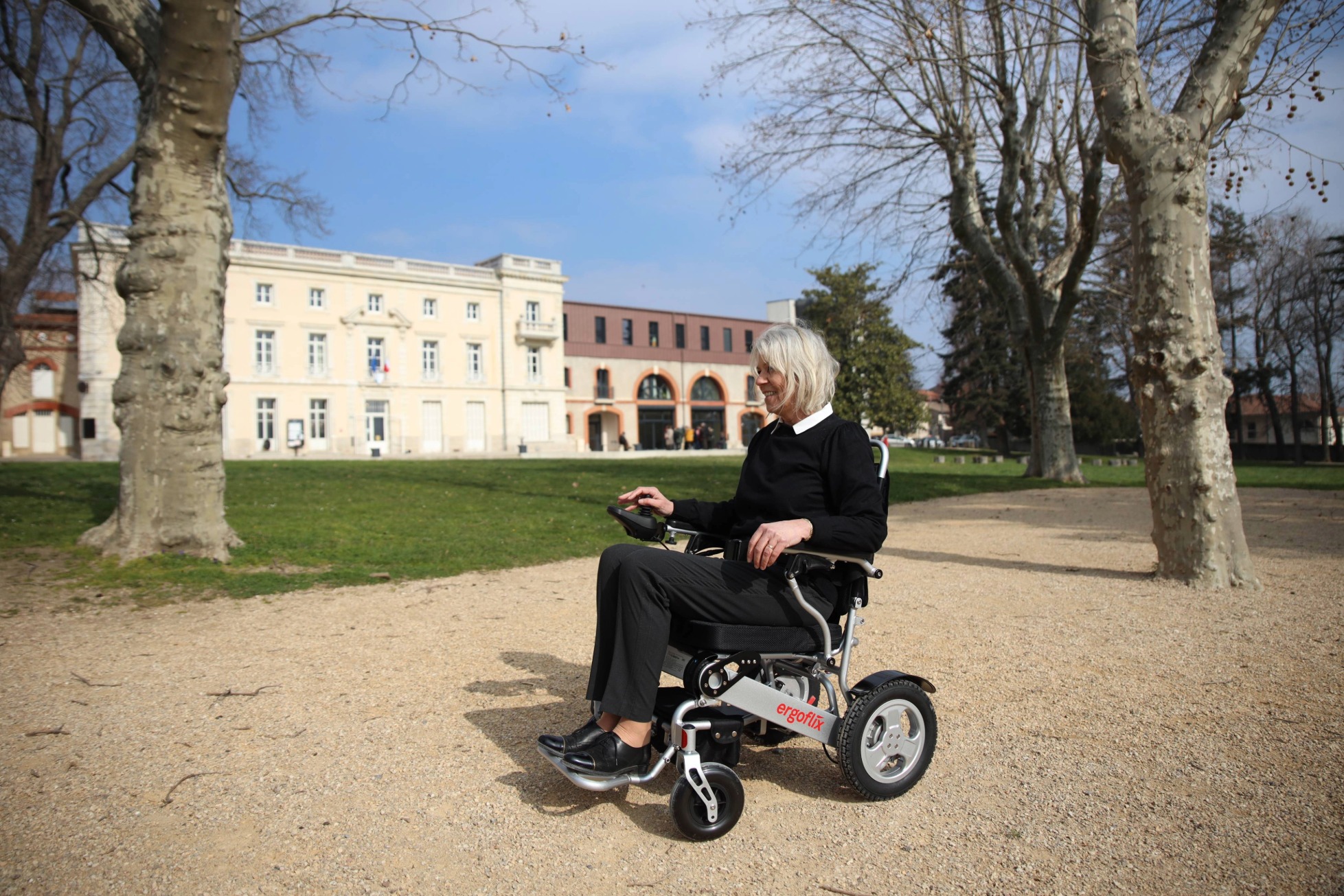 Rhumatisme et mobilité fauteuil roulant électrique pliable