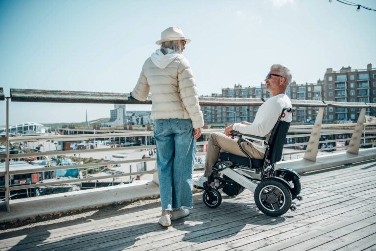 Simplifier la vie des aidants familiaux grâce au fauteuil roulant électrique pliable