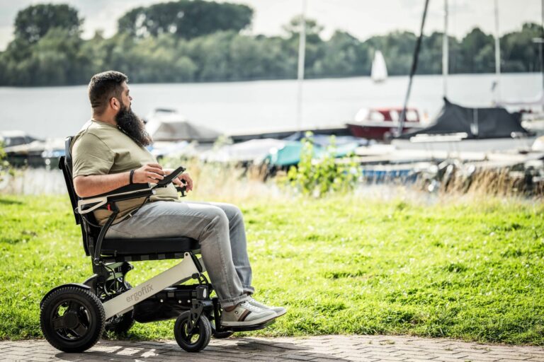 Bien s'asseoir en fauteuil roulant en surpoids : le confort pour tous les gabarits