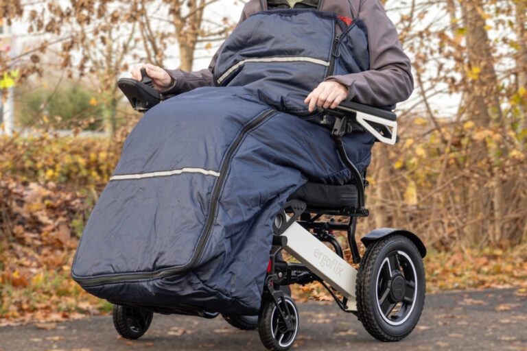 Couverture thermique Rolko : le confort au service du bien-être en fauteuil roulant électrique