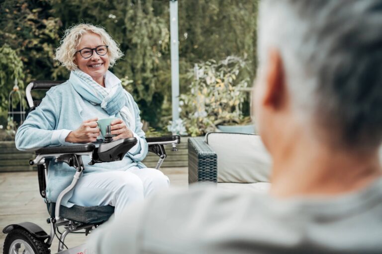 Lutter contre l'isolement hivernal en fauteuil roulant électrique : garder le lien