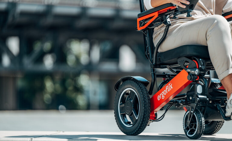 Quel est le meilleur fauteuil roulant électrique pliable ? Découvrez ergoflix