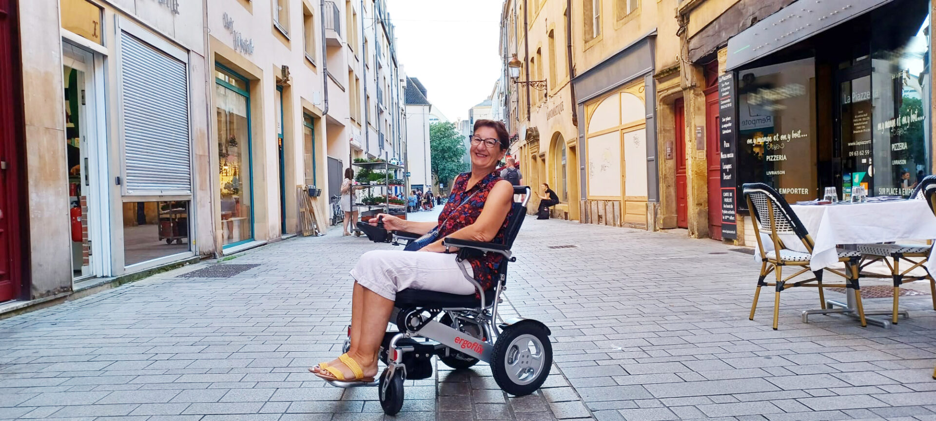 Monqieu VERGNOLE, Présidente de l'association VIVRE AVEC LE SED, utilise un fauteuil roulant ergoflix