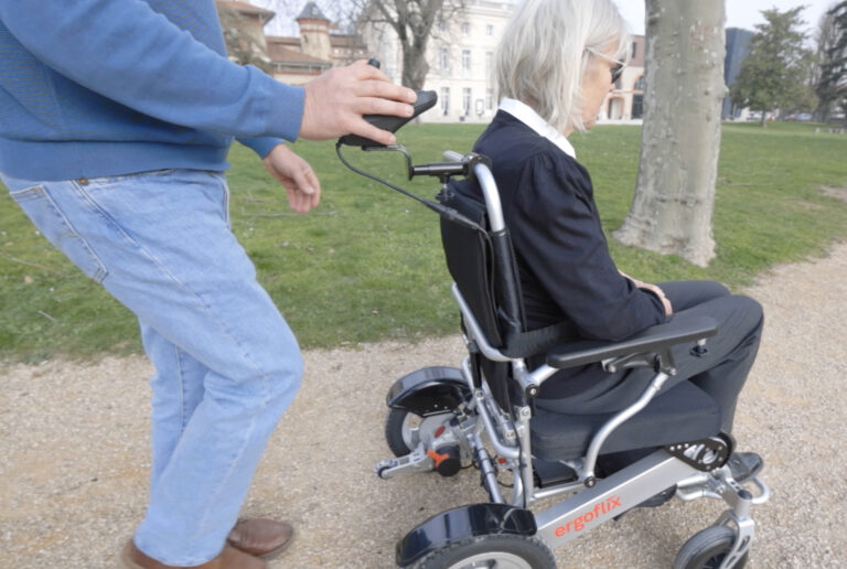 Double commande pour fauteuil roulant ergoflix : comment facilite-t-elle la vie des aidants et des aidés ?
