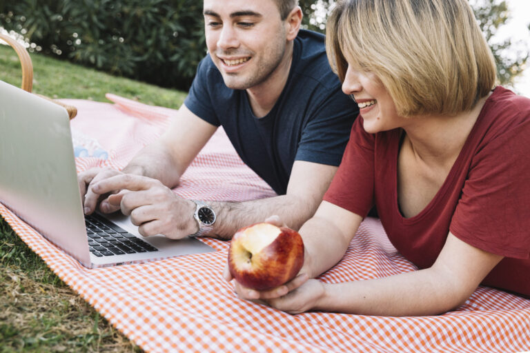 Top 4 des plateformes accessibles pour apprendre en voyage