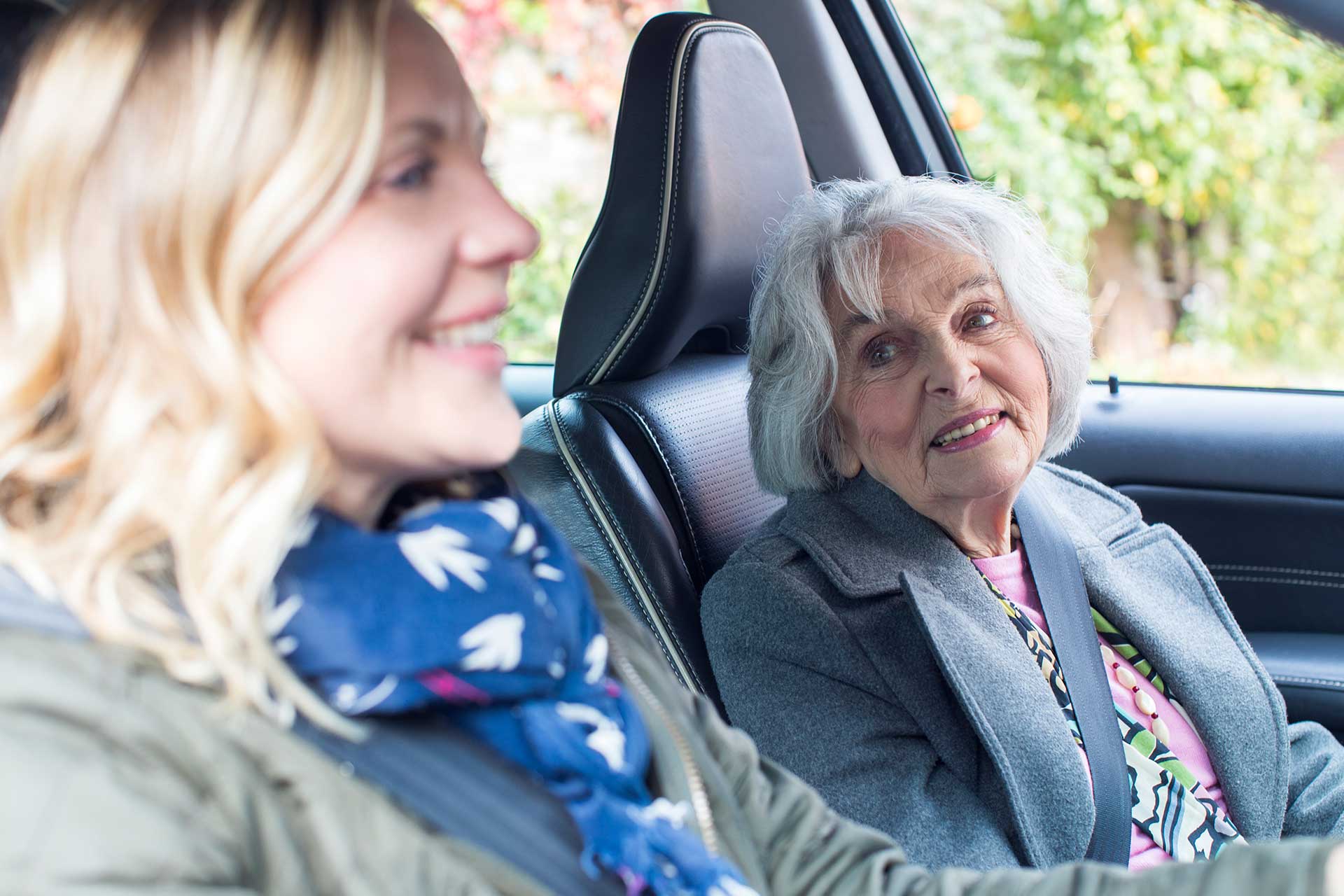 aidant-familial-ergoflix - Une petite-fille aidant sa grand-mère à réaliser une course en voiture