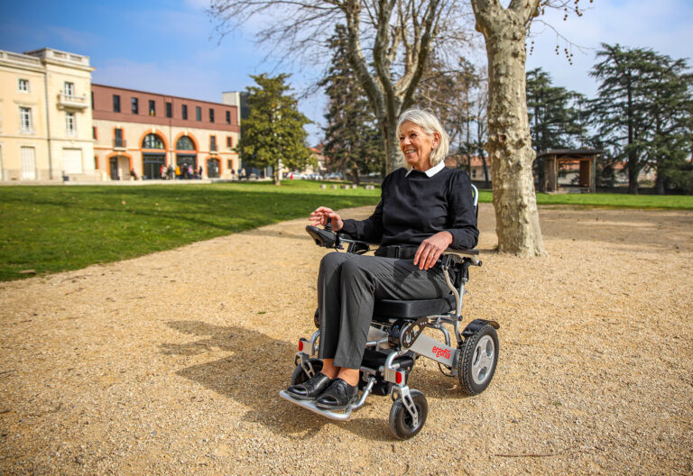 Quel fauteuil roulant électrique pour personne âgée ? Notre guide pratique