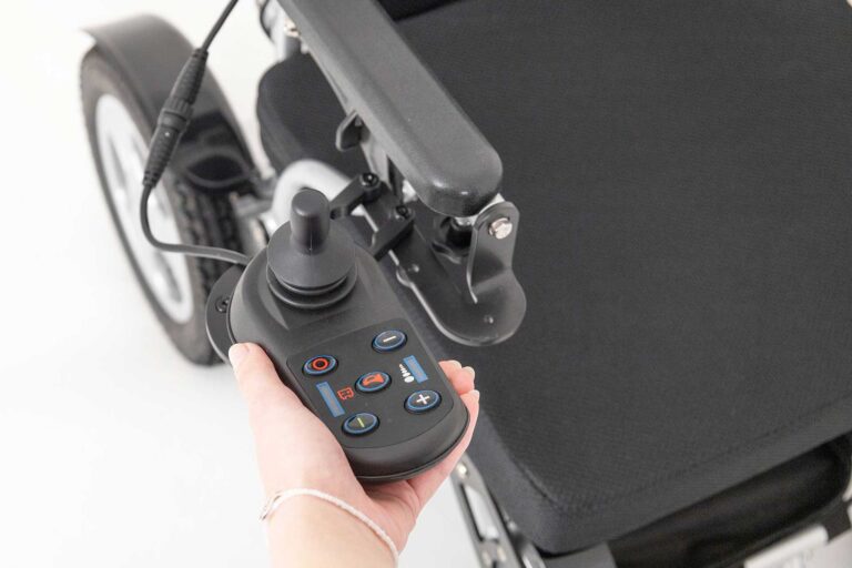 Pantographe pour fauteuil roulant électrique : l’accessoire indispensable pour votre mobilité