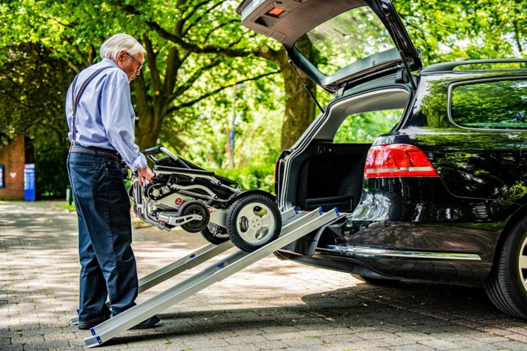 Poids d’un fauteuil roulant électrique pliable : on répond à toutes vos questions