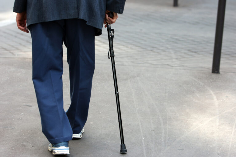 Canne de marche pour personnes âgées : un indispensable pour l’autonomie et la sécurité