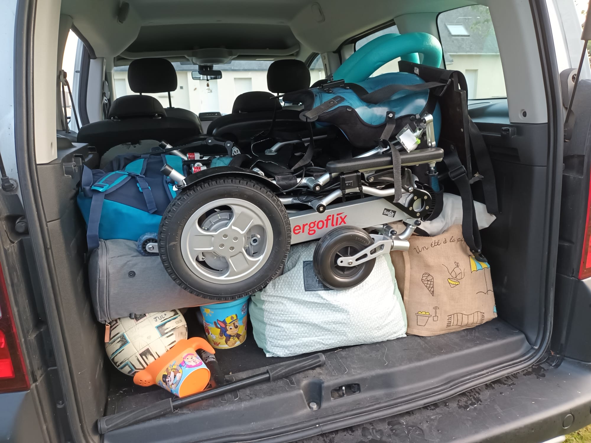 fauteuil roulant électrique pliant ergoflix plié dans coffre voiture départ vancance