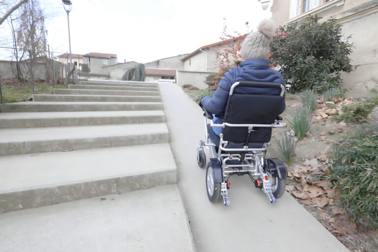 Aide à la poussée pour fauteuils roulants – Un soulagement pour les aidants