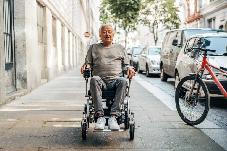 Le fauteuil roulant électrique dans la circulation routière