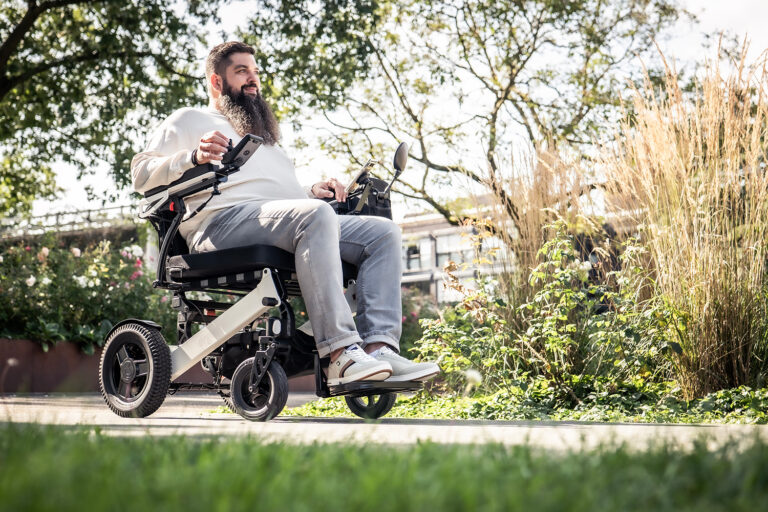 Surpoids et mobilité : fauteuil roulant électrique pour personne obèse, confort XXL