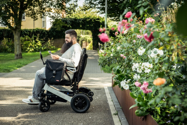 Accessoire multifonction pour fauteuil roulant : la solution qui vous simplifie la vie