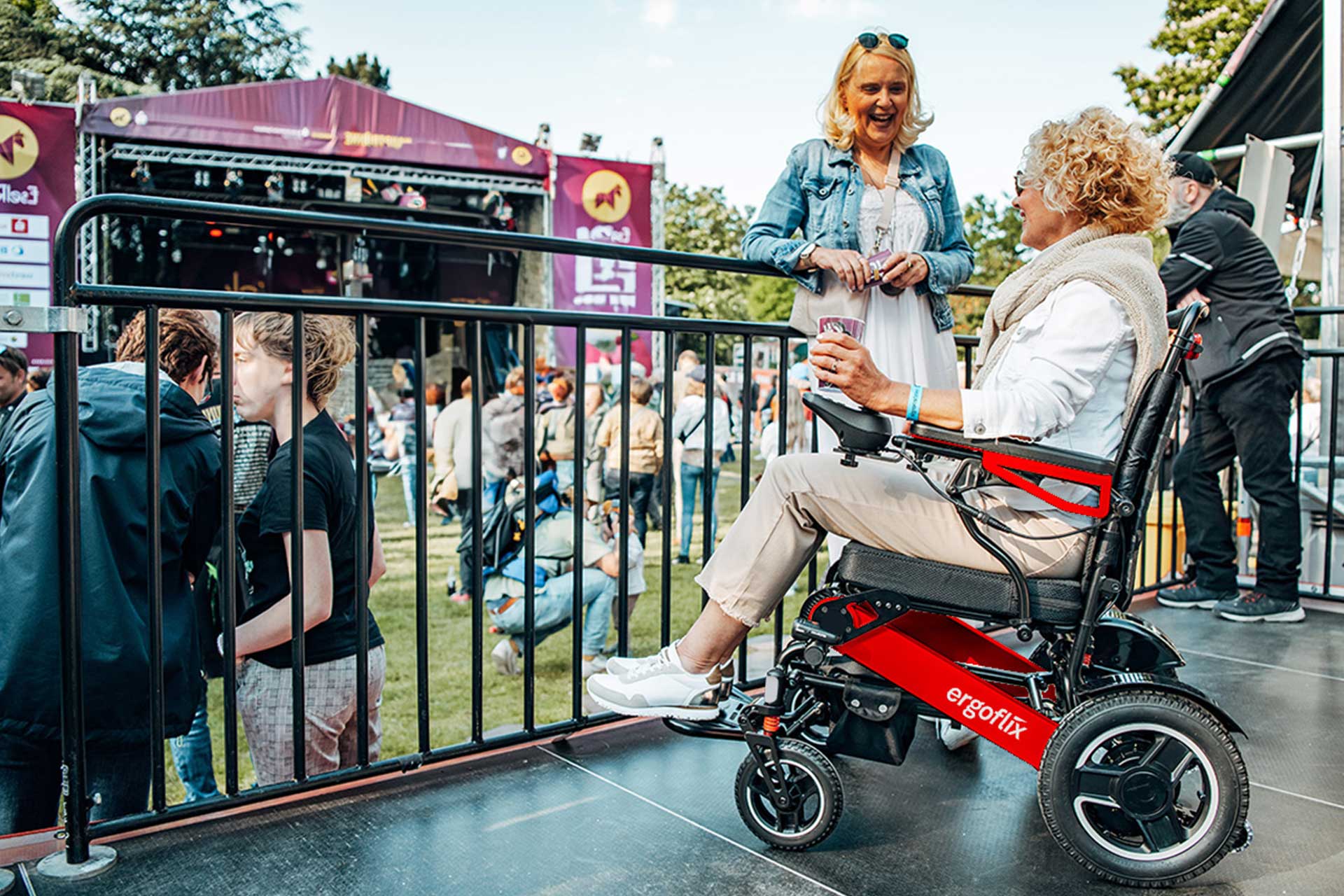 ergoflix-vie-active-fauteuil-roulant-électrique-femmes-dans-un-festival