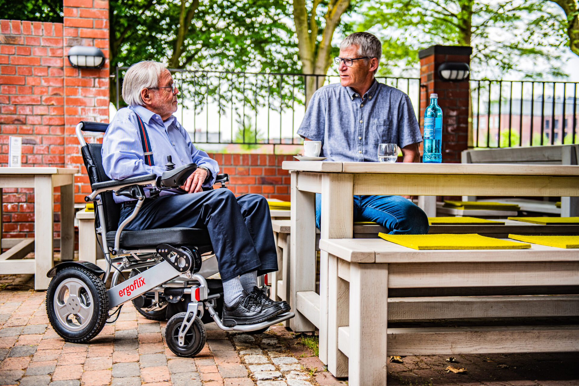 Fauteuil roulant électrique pour faciliter le quotidien des seniors
