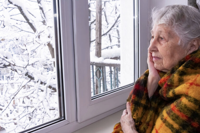Déprime de Noël : comment surmonter la dépression liée aux fêtes de fin d’année chez les seniors ?