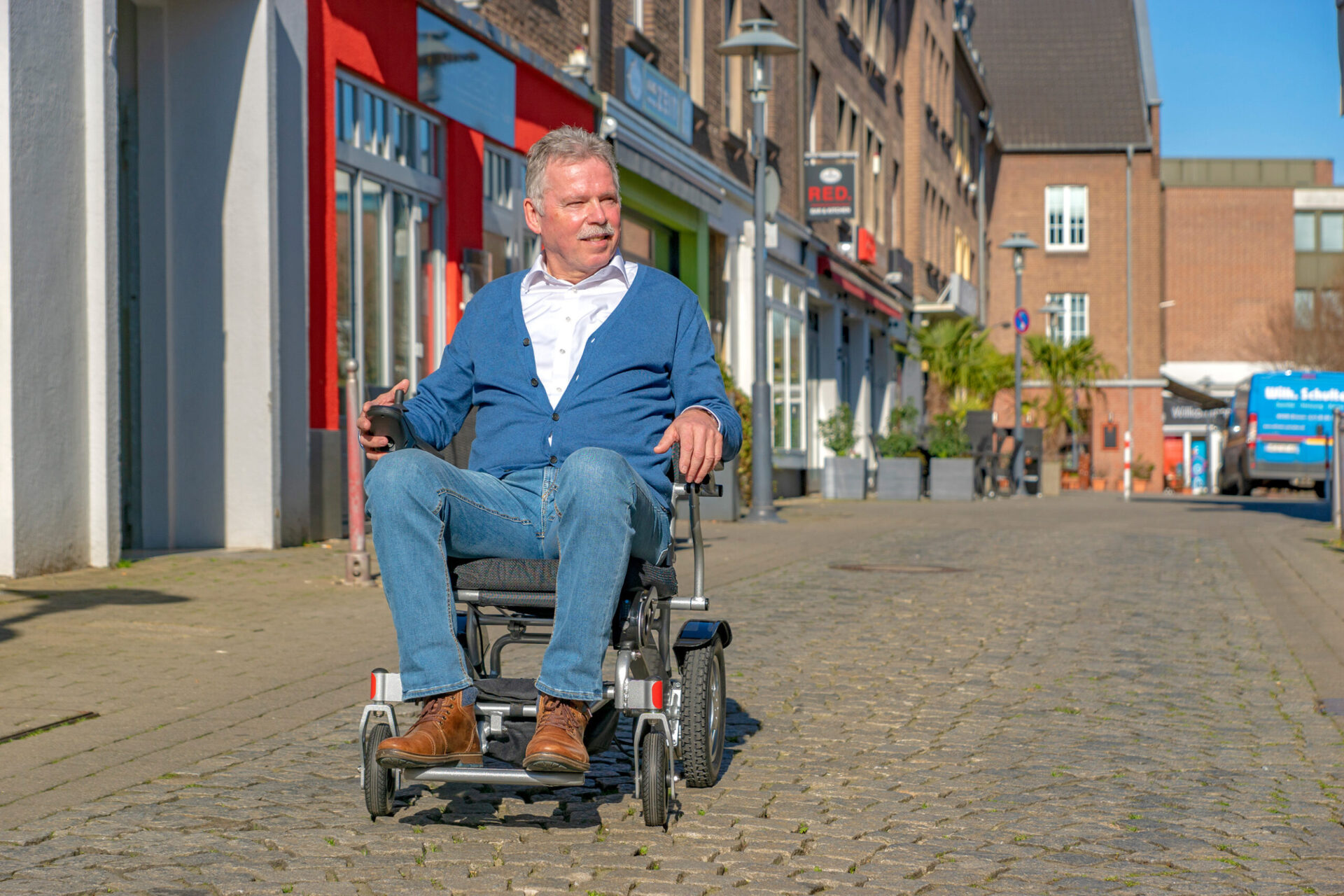 Fauteuil roulant électrique comme aide à la mobilité