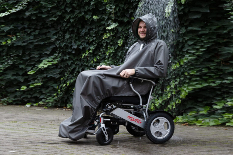 Poncho ou cape de pluie pour fauteuil roulant - tout ce que vous devez savoir