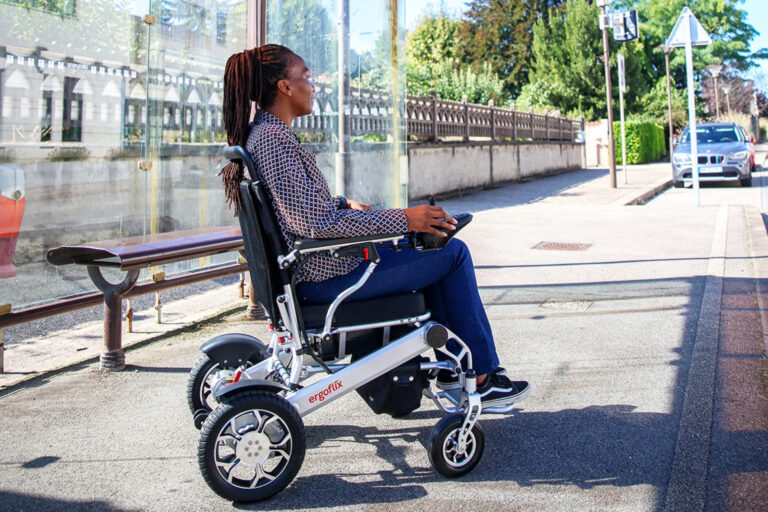 Renouveler son fauteuil roulant électrique : quand et comment ?