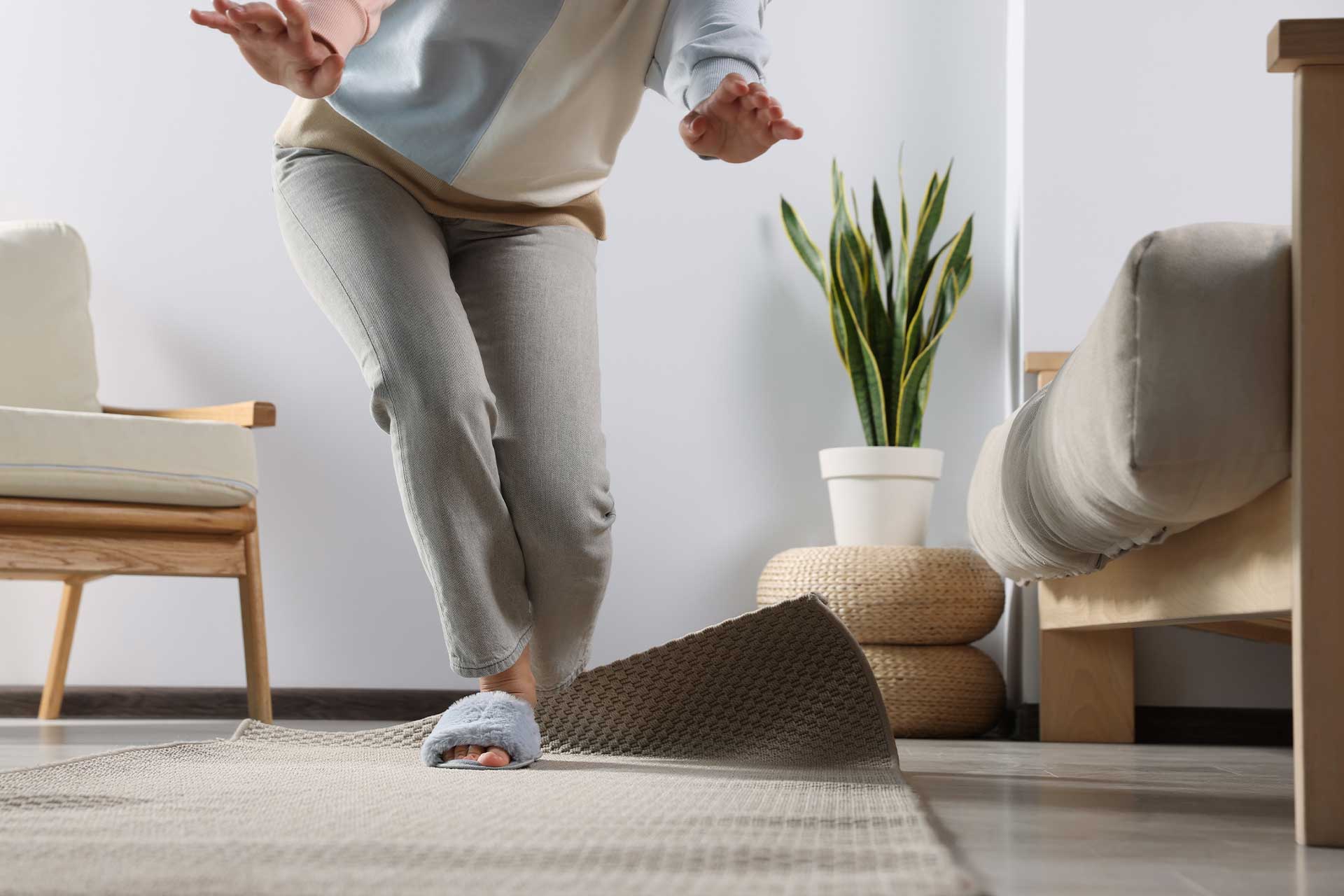 risques-de-chutes-Femme-âgée-trébuchant-sur-un-tapis-à-la-maison,-gros-plan-ergoflix