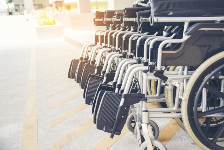 Quel fauteuil roulant choisir ? Ce guide vous aidera à trouver le fauteuil roulant idéal pour vos besoins.