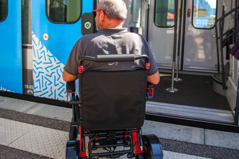Transports en commun et fauteuil roulant pliable : maîtriser ses déplacements urbains