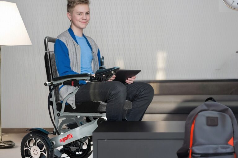 Fauteuil roulant électrique pliable et rentrée scolaire : faciliter l’autonomie des collégiens à mobilité réduite