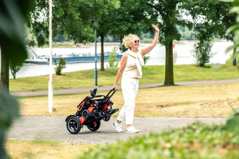 Voyager en fauteuil roulant : conseils et solutions pour des déplacements sereins